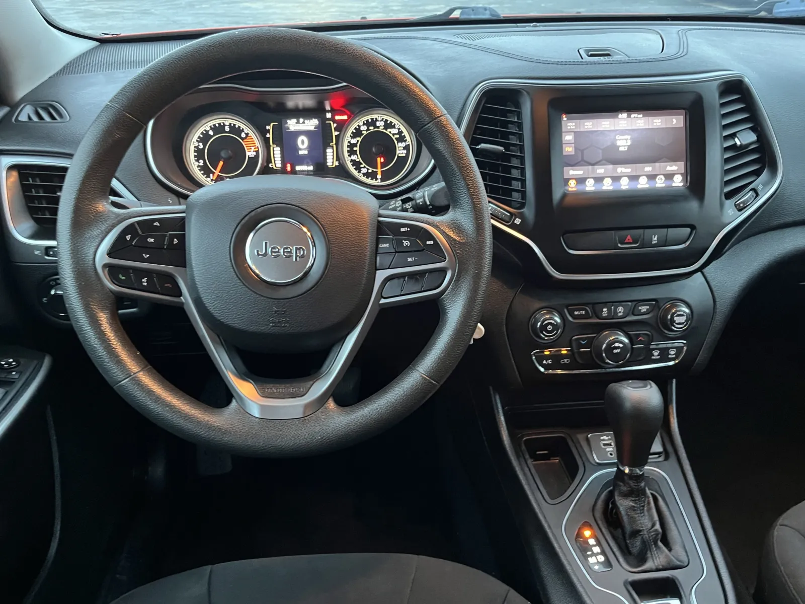 Jeep Cherokee photo 13
