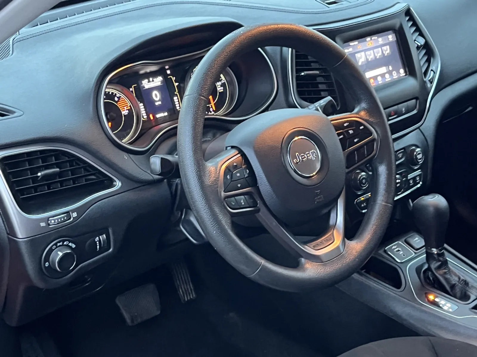 Jeep Cherokee photo 11
