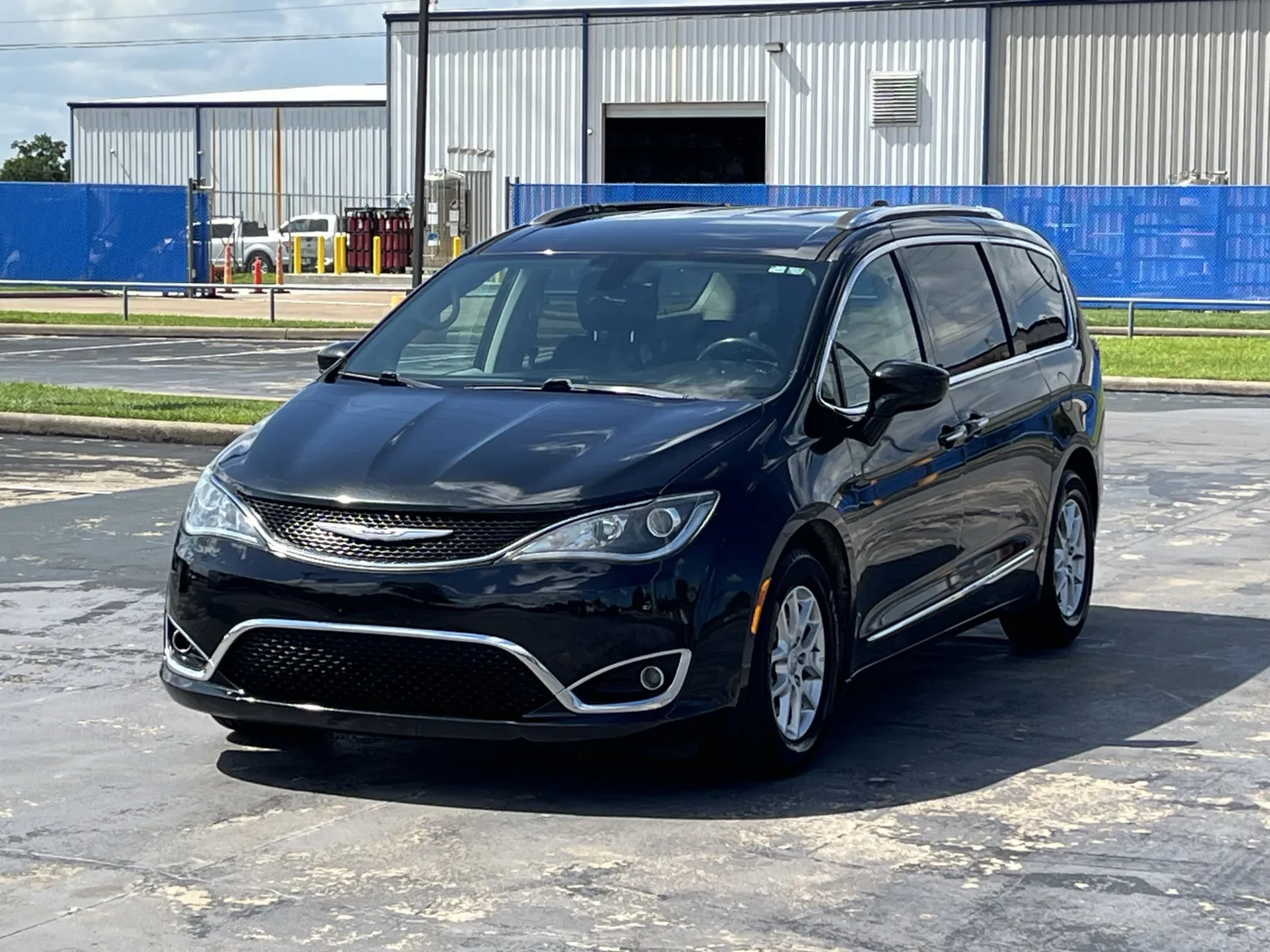 Chrysler Pacifica photo 2