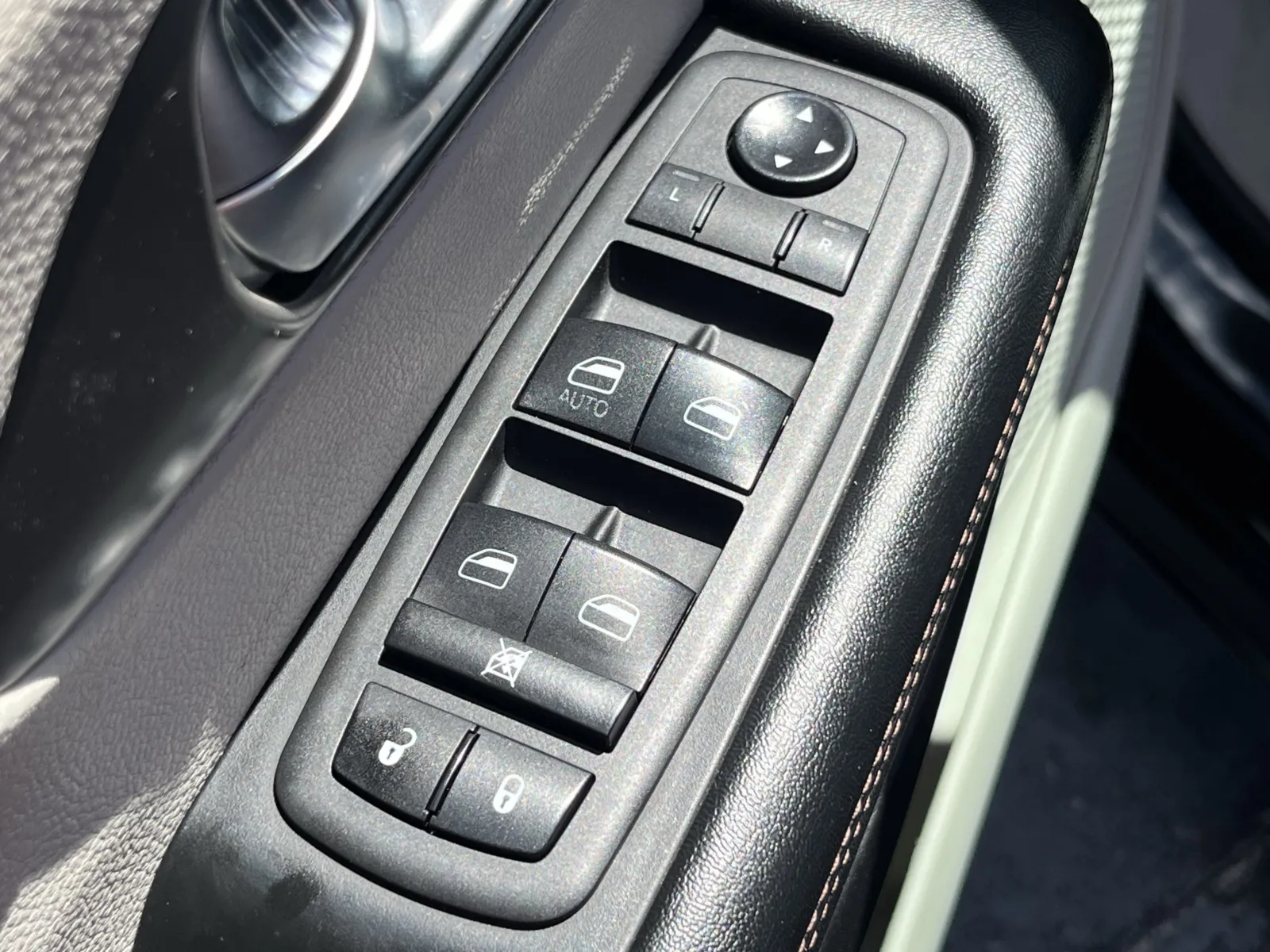 Chrysler Pacifica photo 23