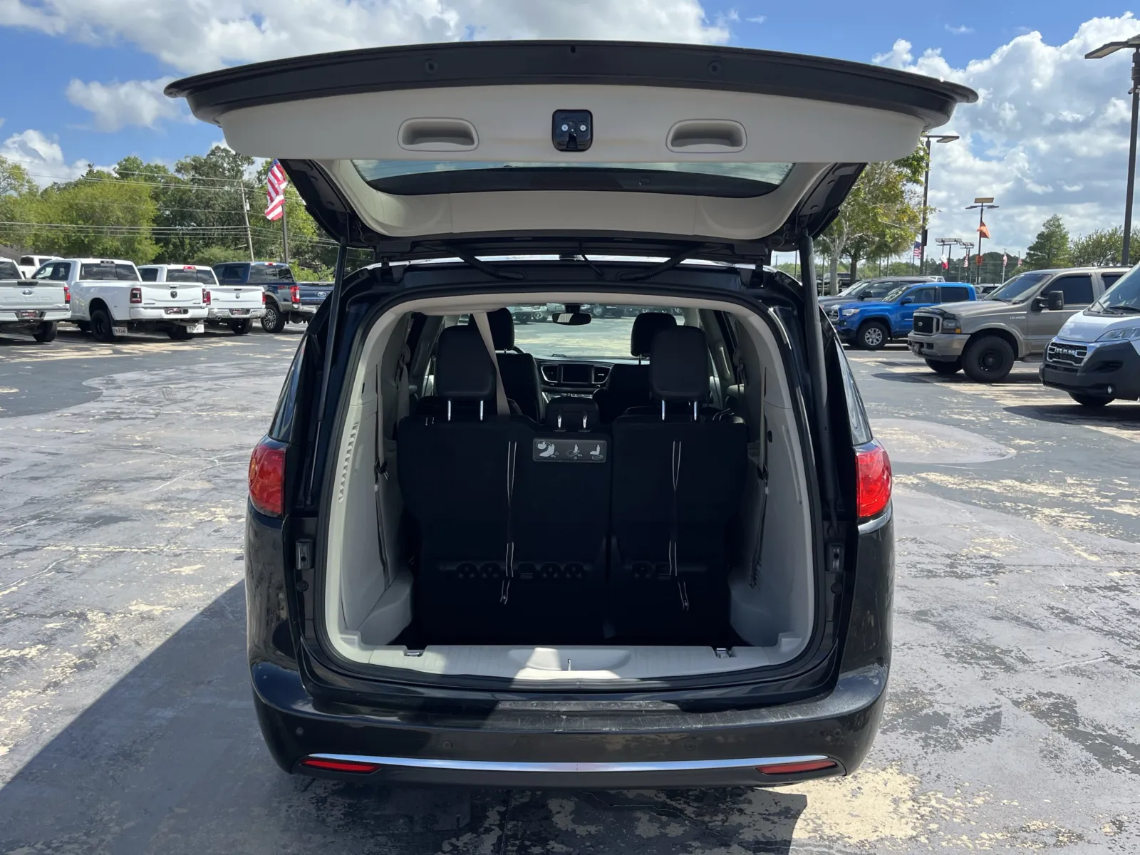 Chrysler Pacifica photo 10