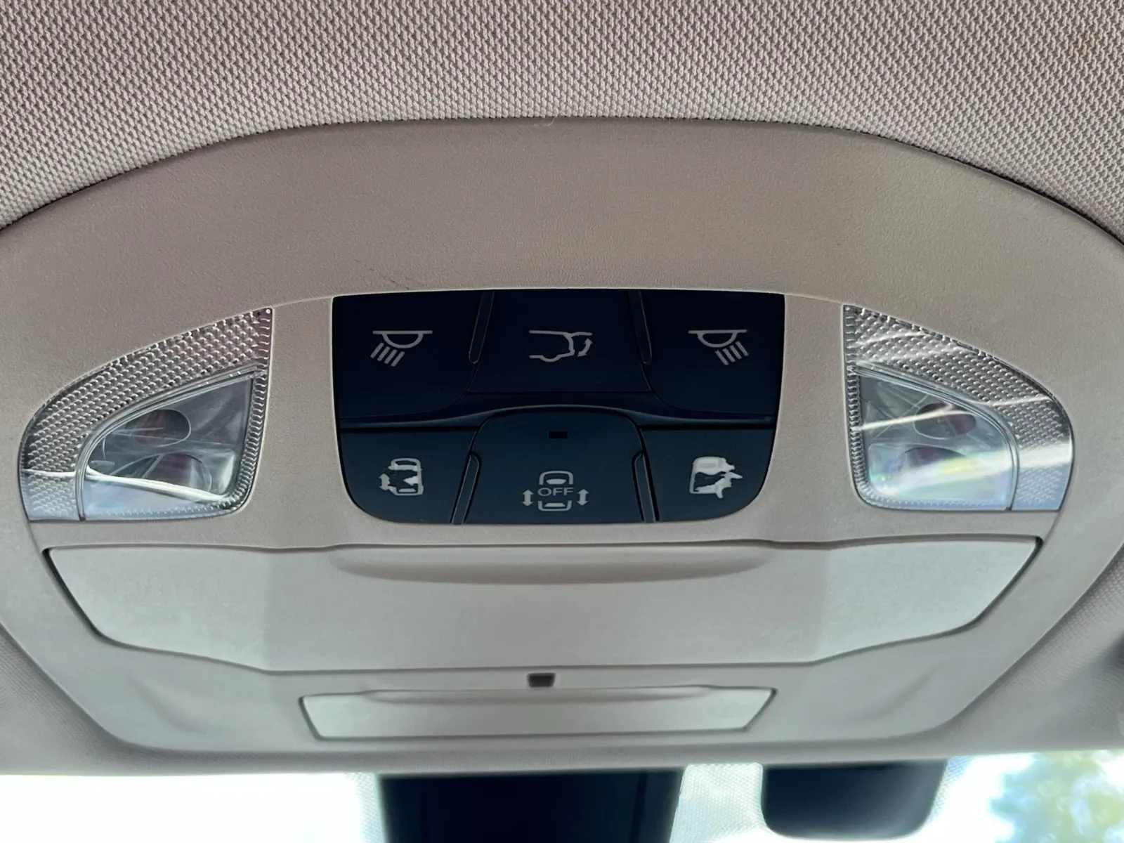 Chrysler Pacifica photo 21