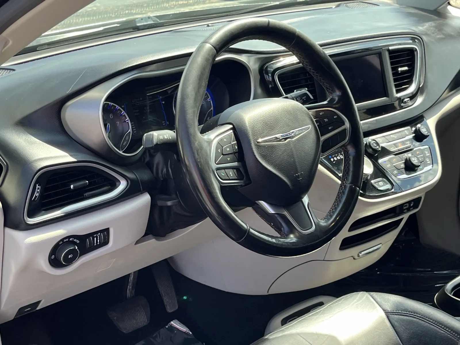 Chrysler Pacifica photo 13