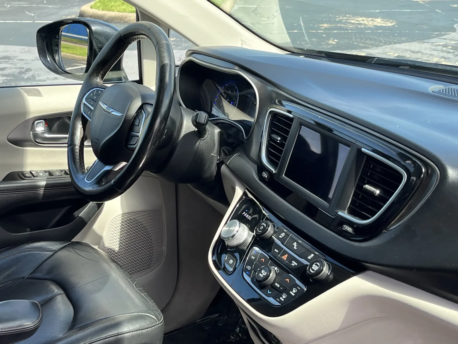 Chrysler Pacifica photo 14