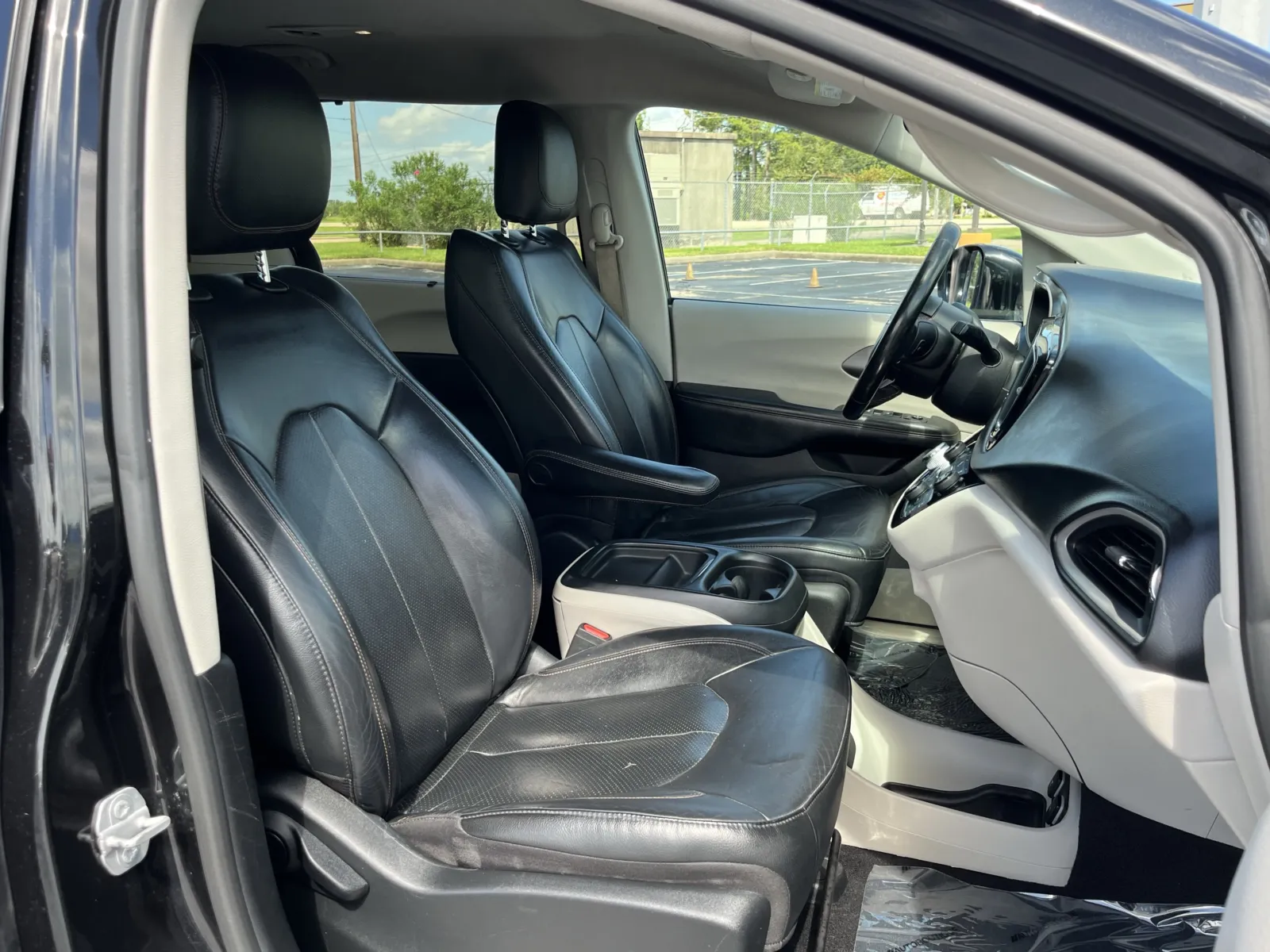 Chrysler Pacifica photo 26