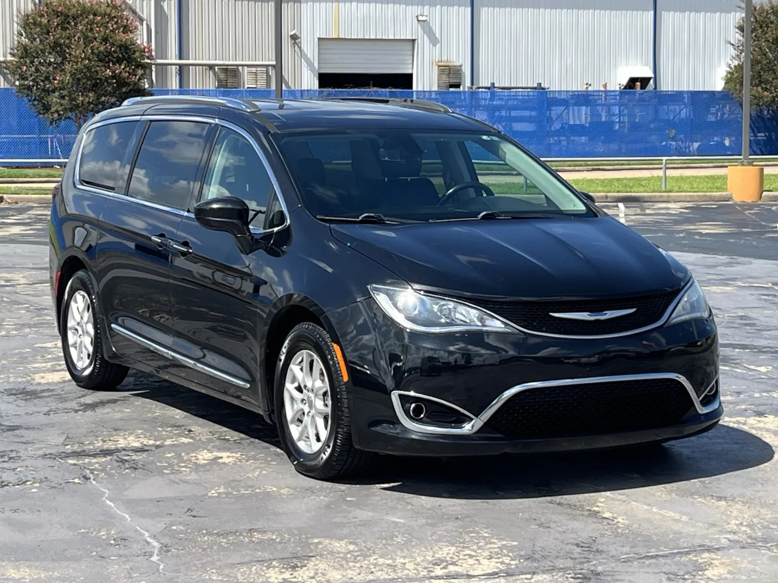 Chrysler Pacifica photo 3