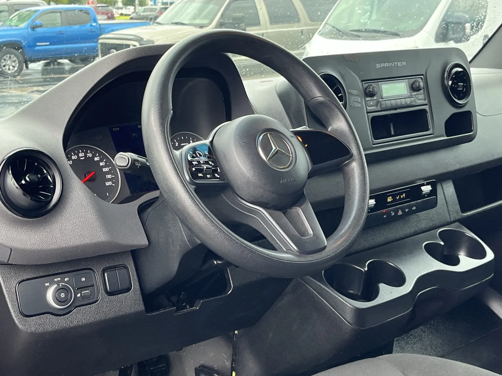 Mercedes-Benz Sprinter photo 13