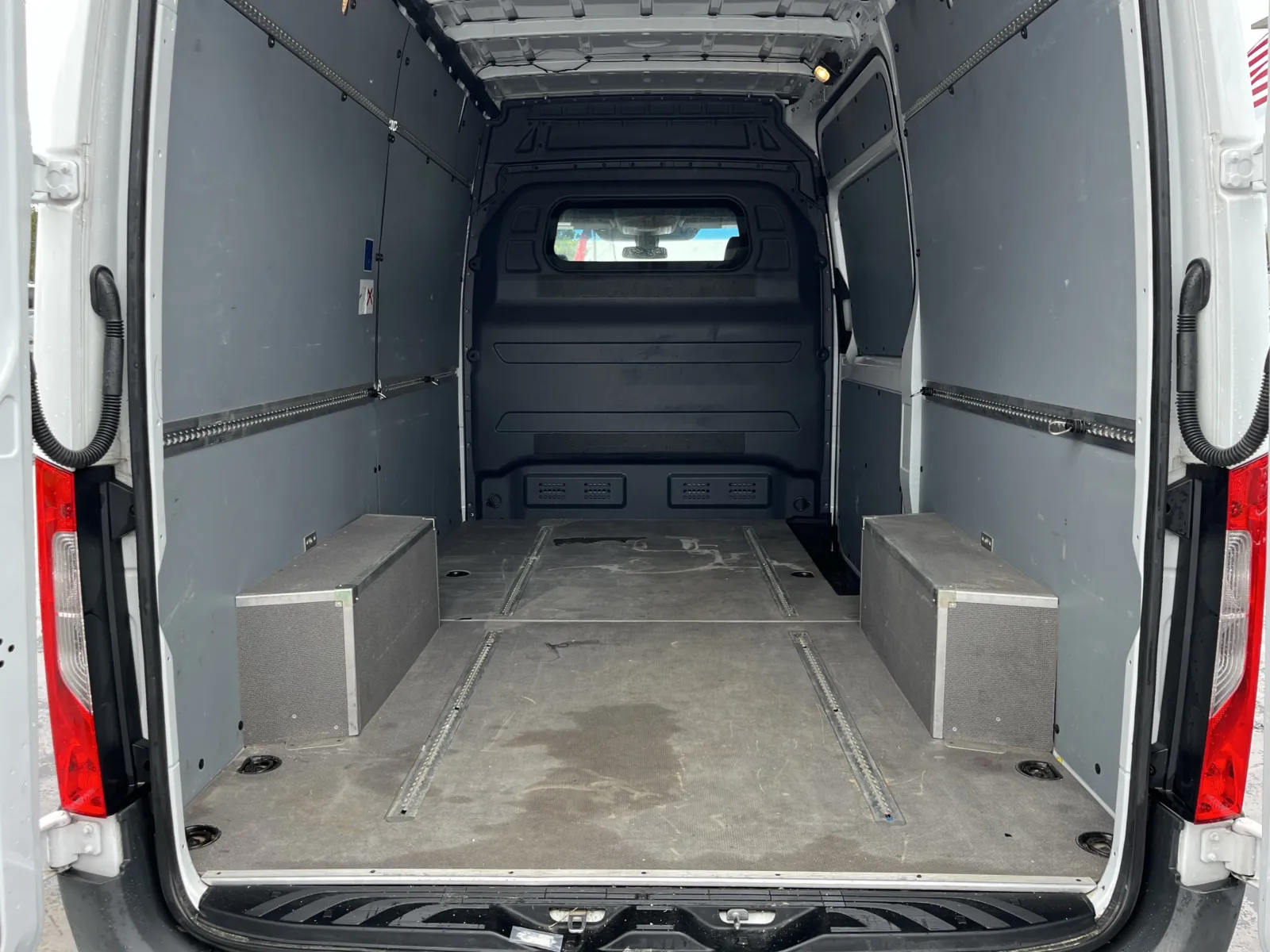 Mercedes-Benz Sprinter photo 11