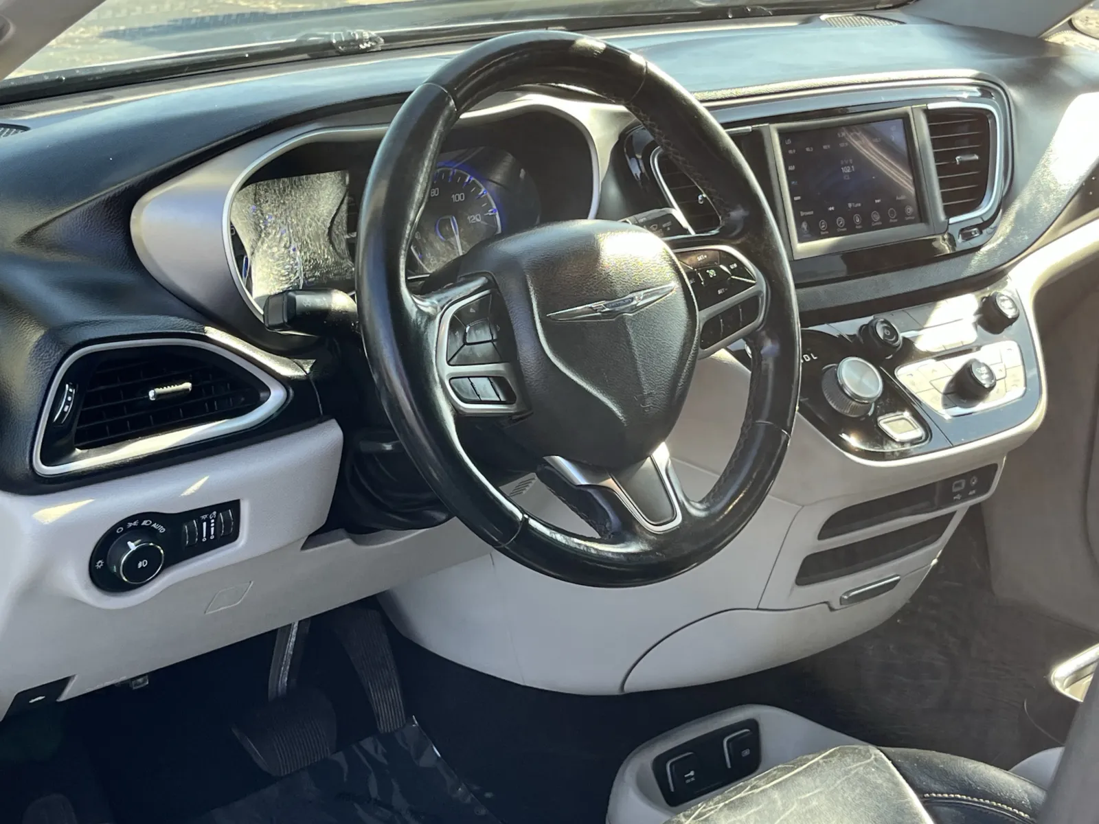 Chrysler Pacifica photo 15