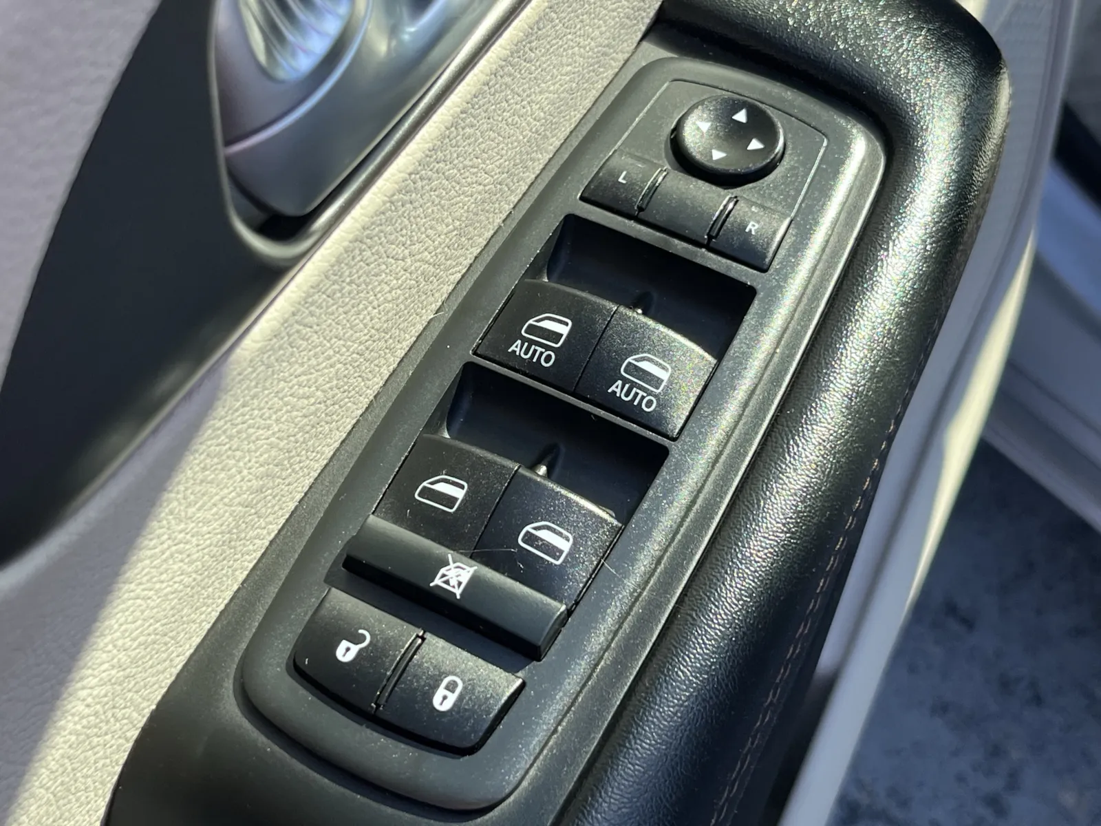 Chrysler Pacifica photo 25