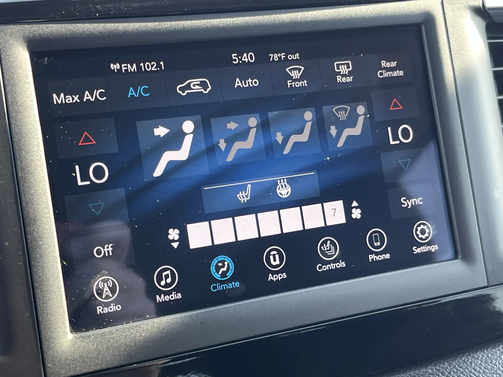 Chrysler Pacifica photo 7