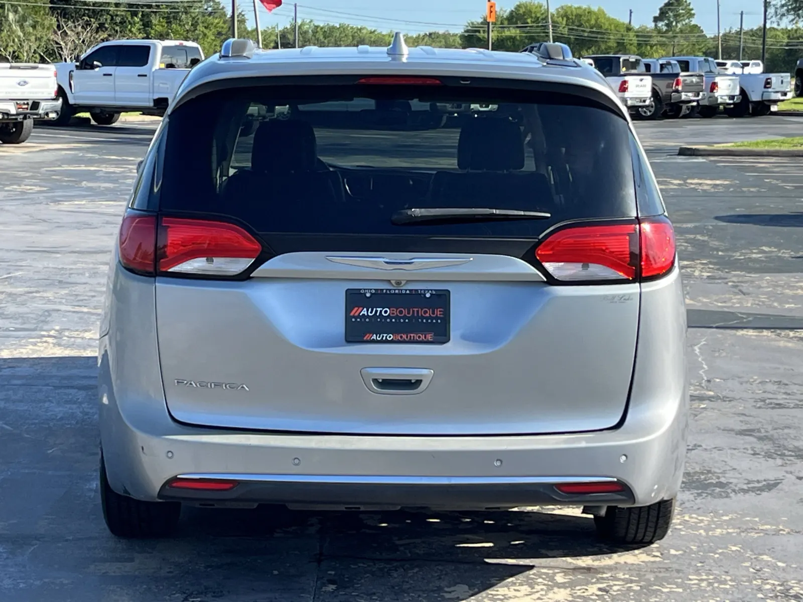 Chrysler Pacifica photo 8