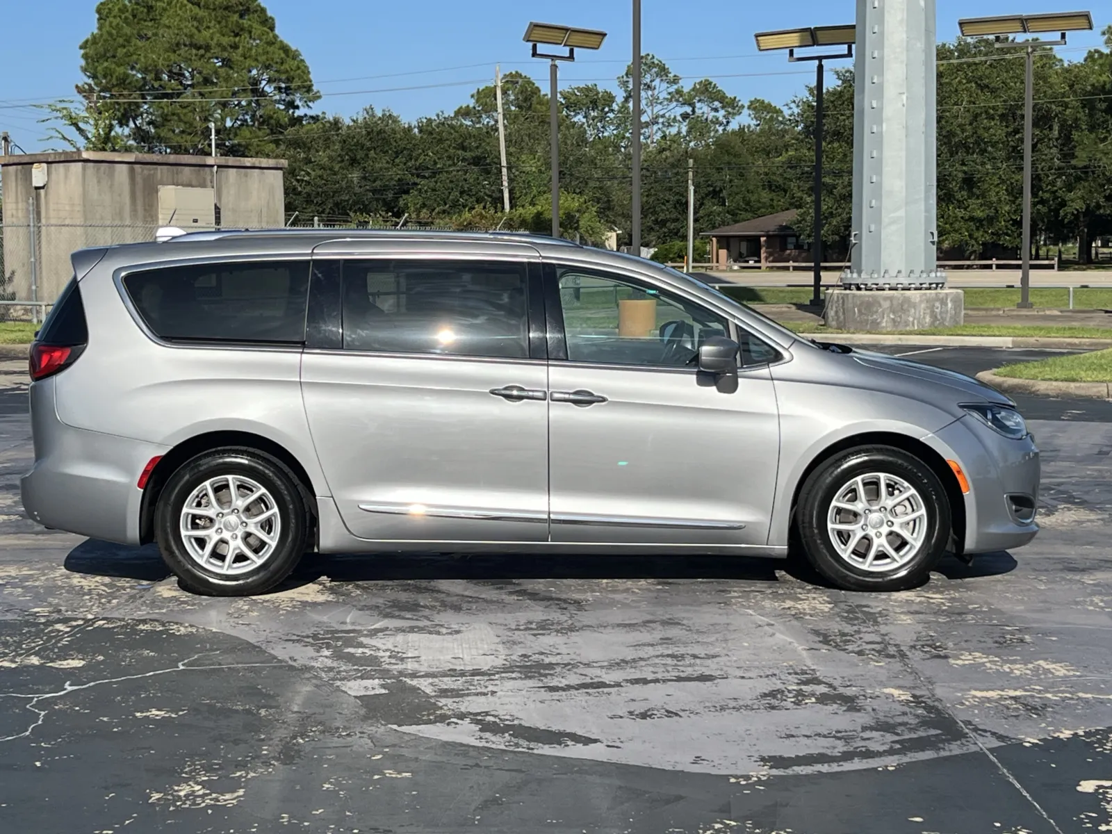 Chrysler Pacifica photo 11