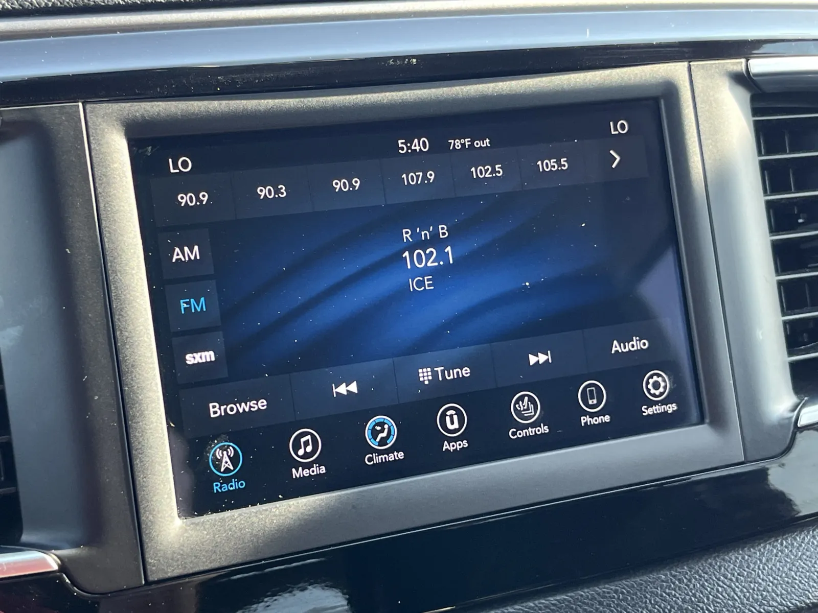 Chrysler Pacifica photo 6
