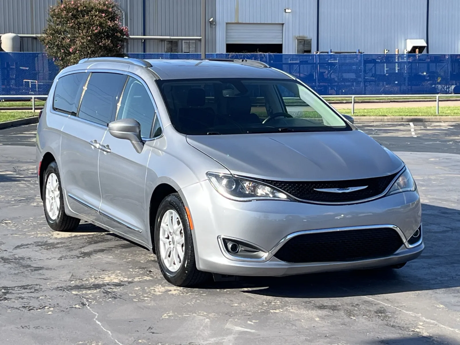 Chrysler Pacifica photo 3
