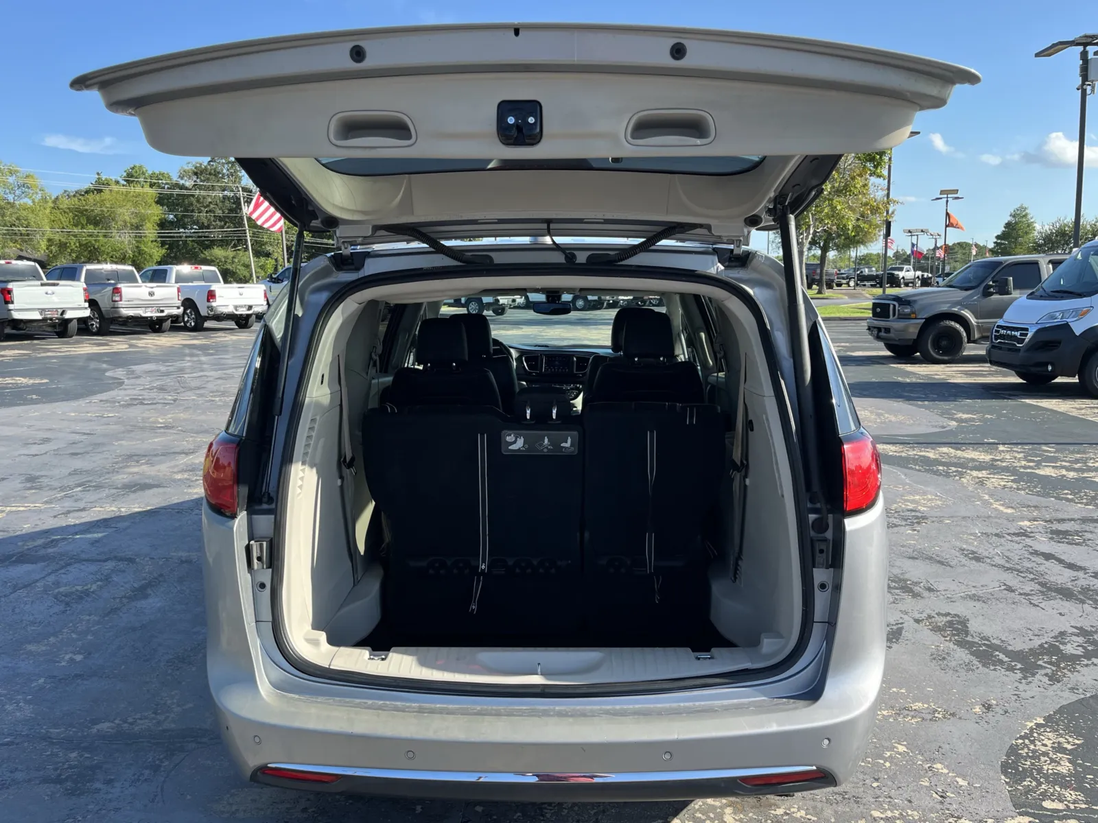 Chrysler Pacifica photo 12
