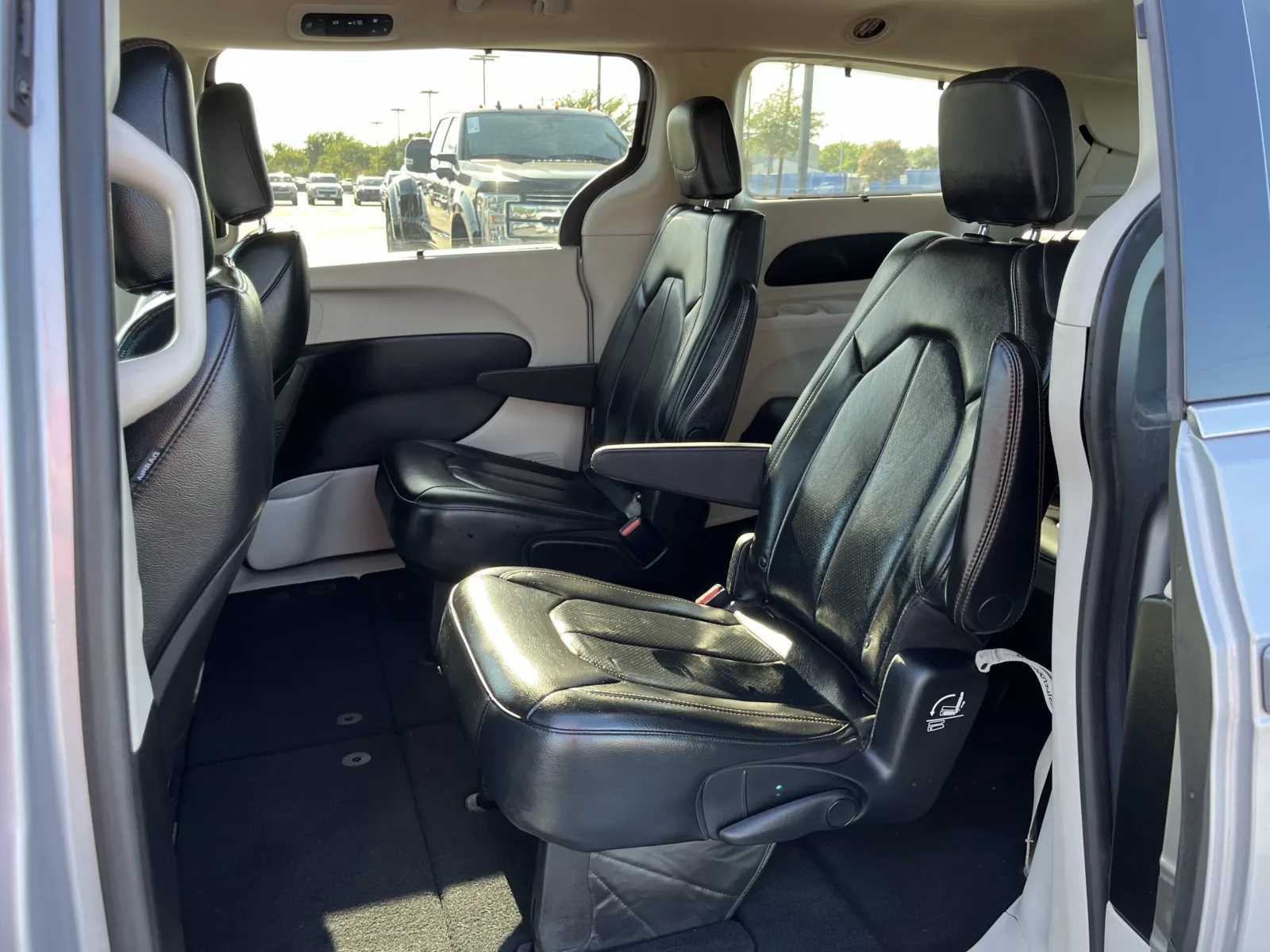 Chrysler Pacifica photo 30