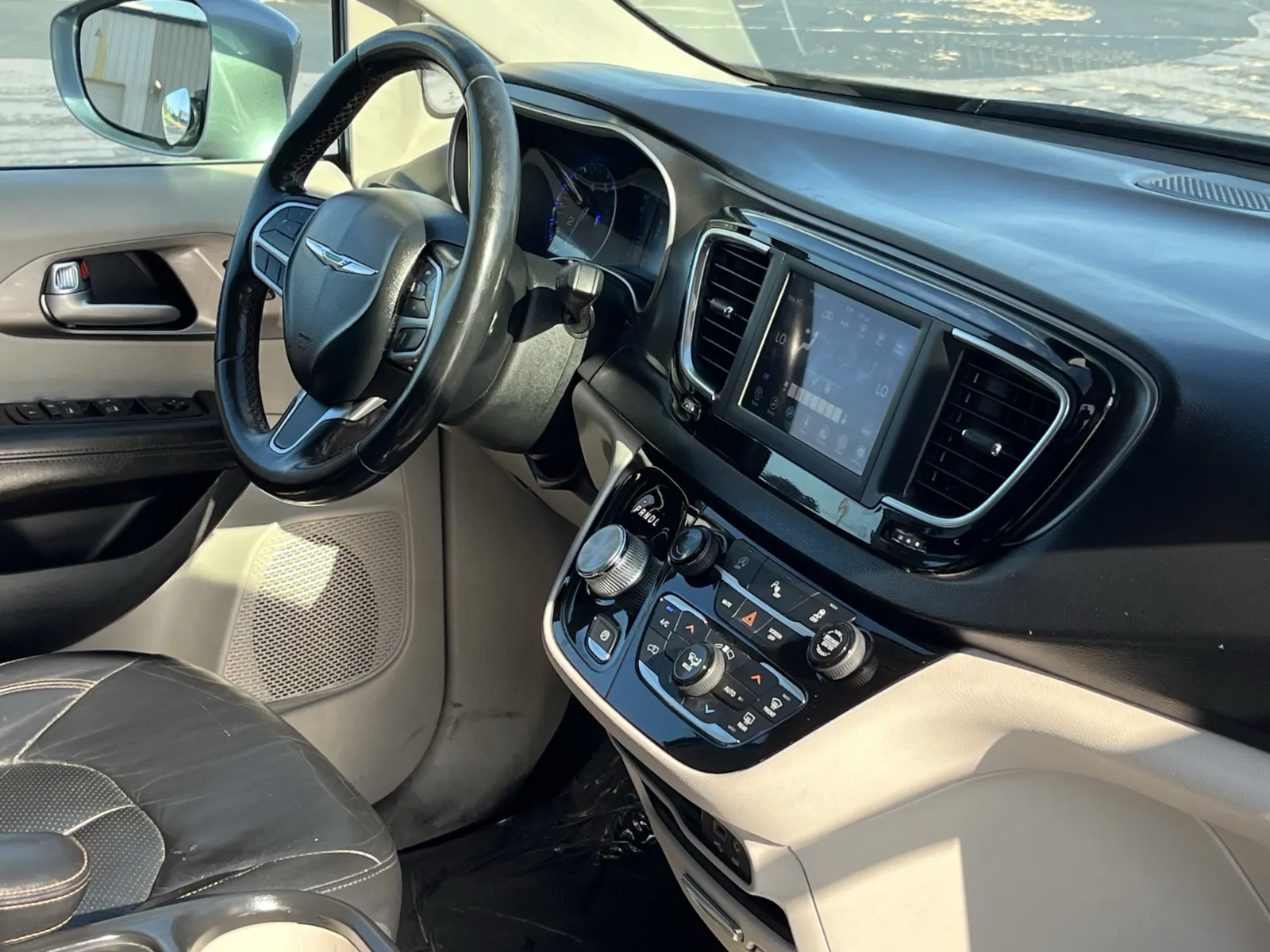 Chrysler Pacifica photo 16