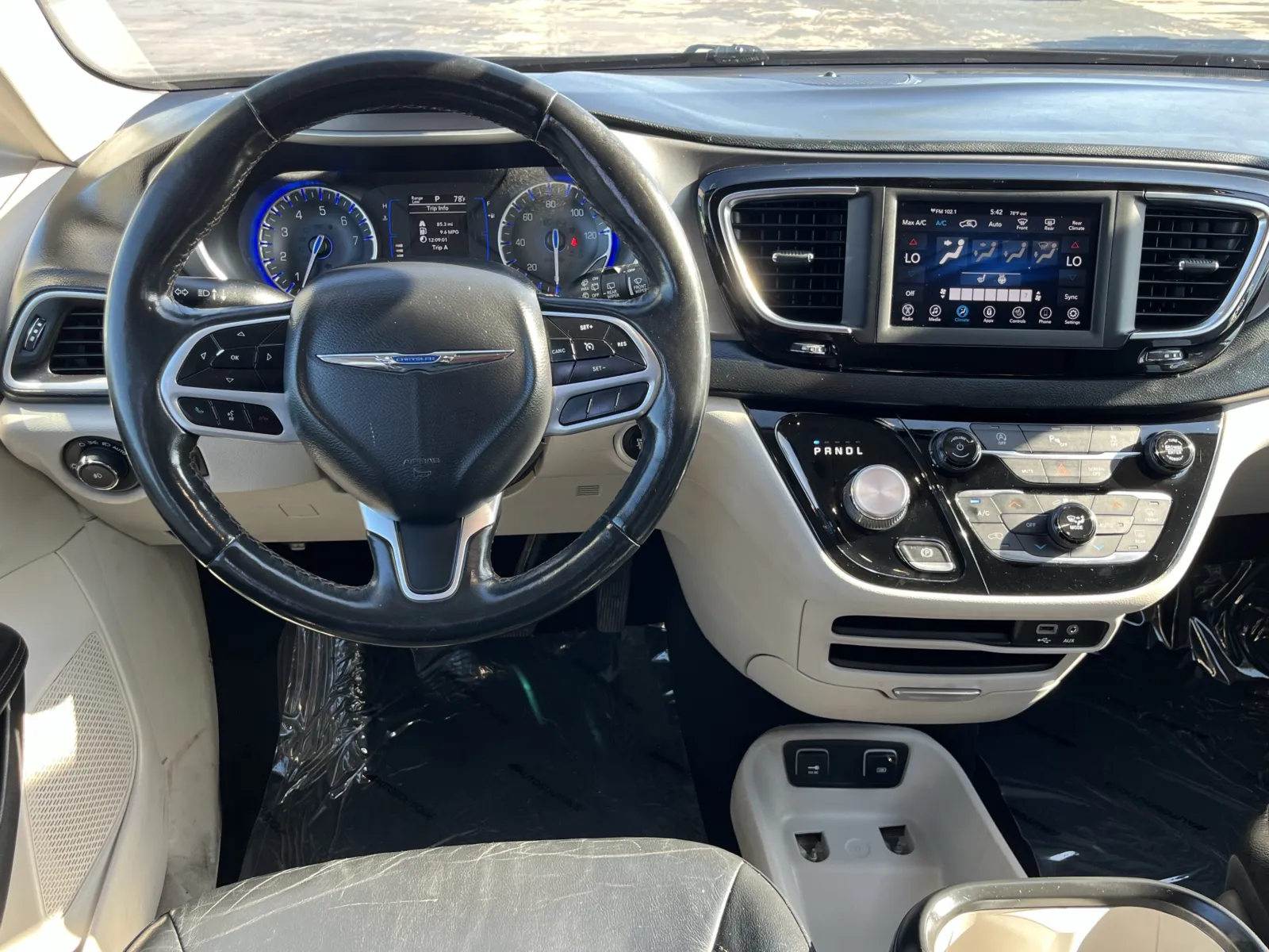Chrysler Pacifica photo 17