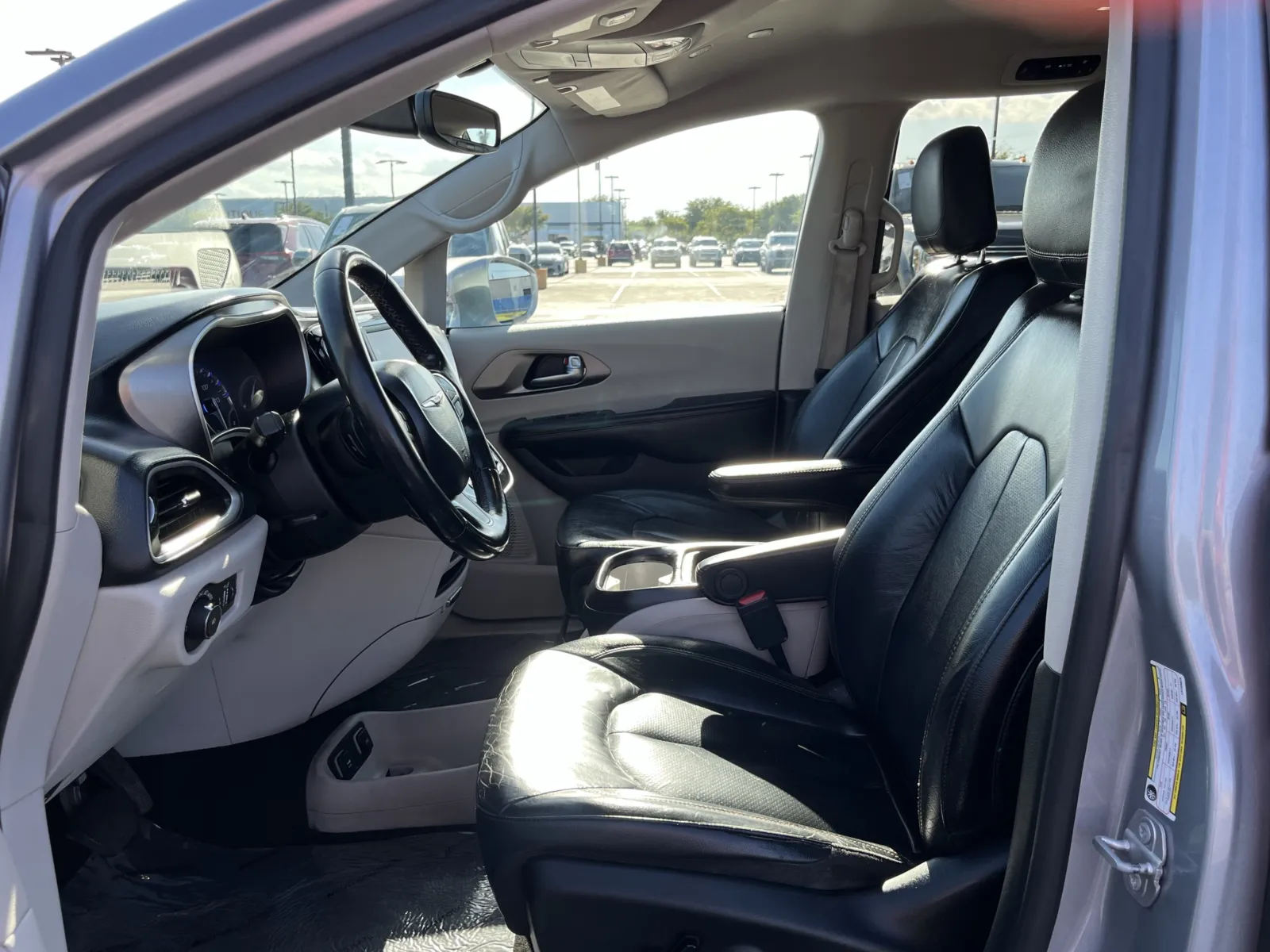 Chrysler Pacifica photo 28