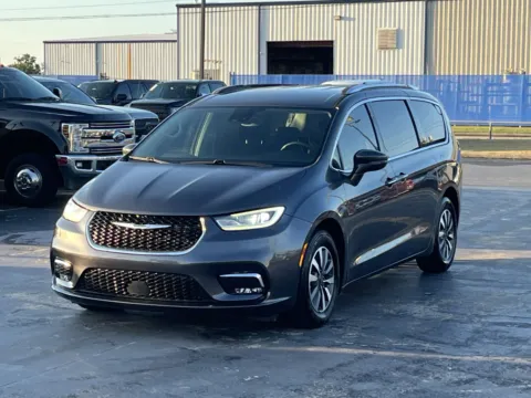 Photos of 2021 Chrysler Pacifica Touring L for sale in Alvin, TX at Auto Boutique Texas