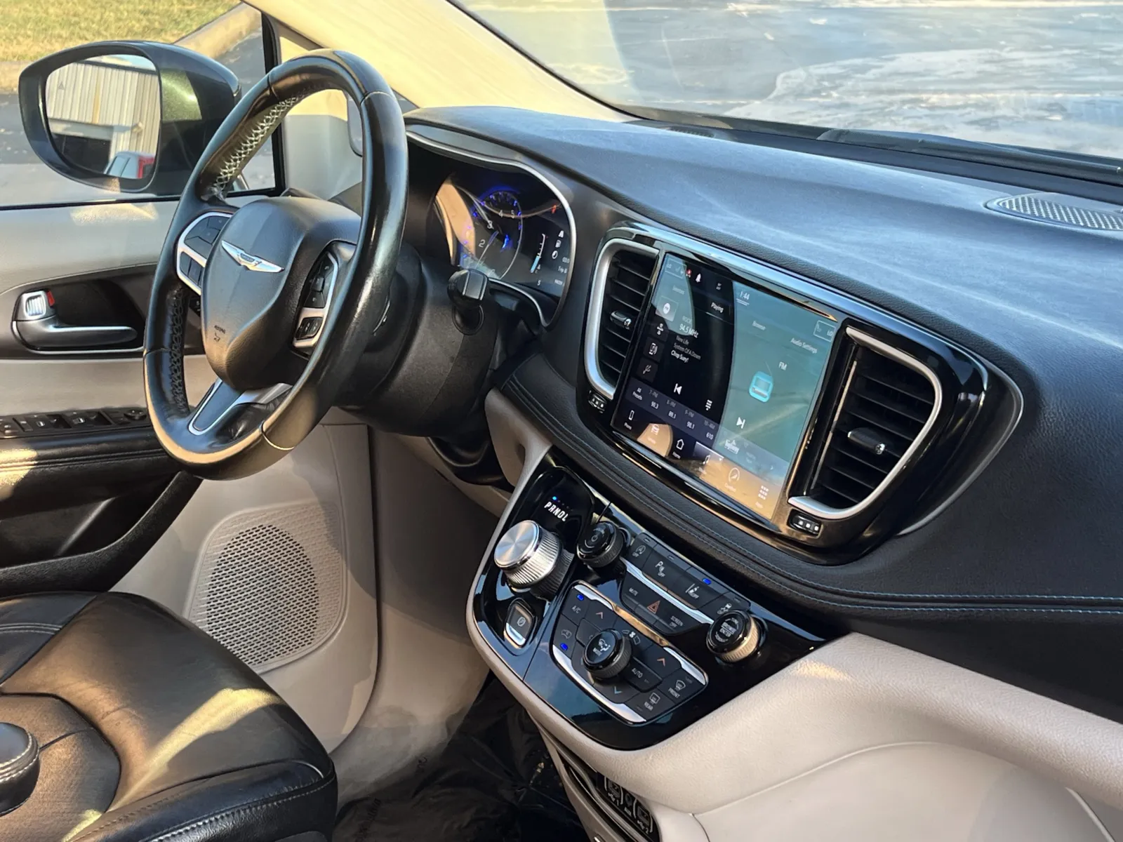 Chrysler Pacifica photo 15