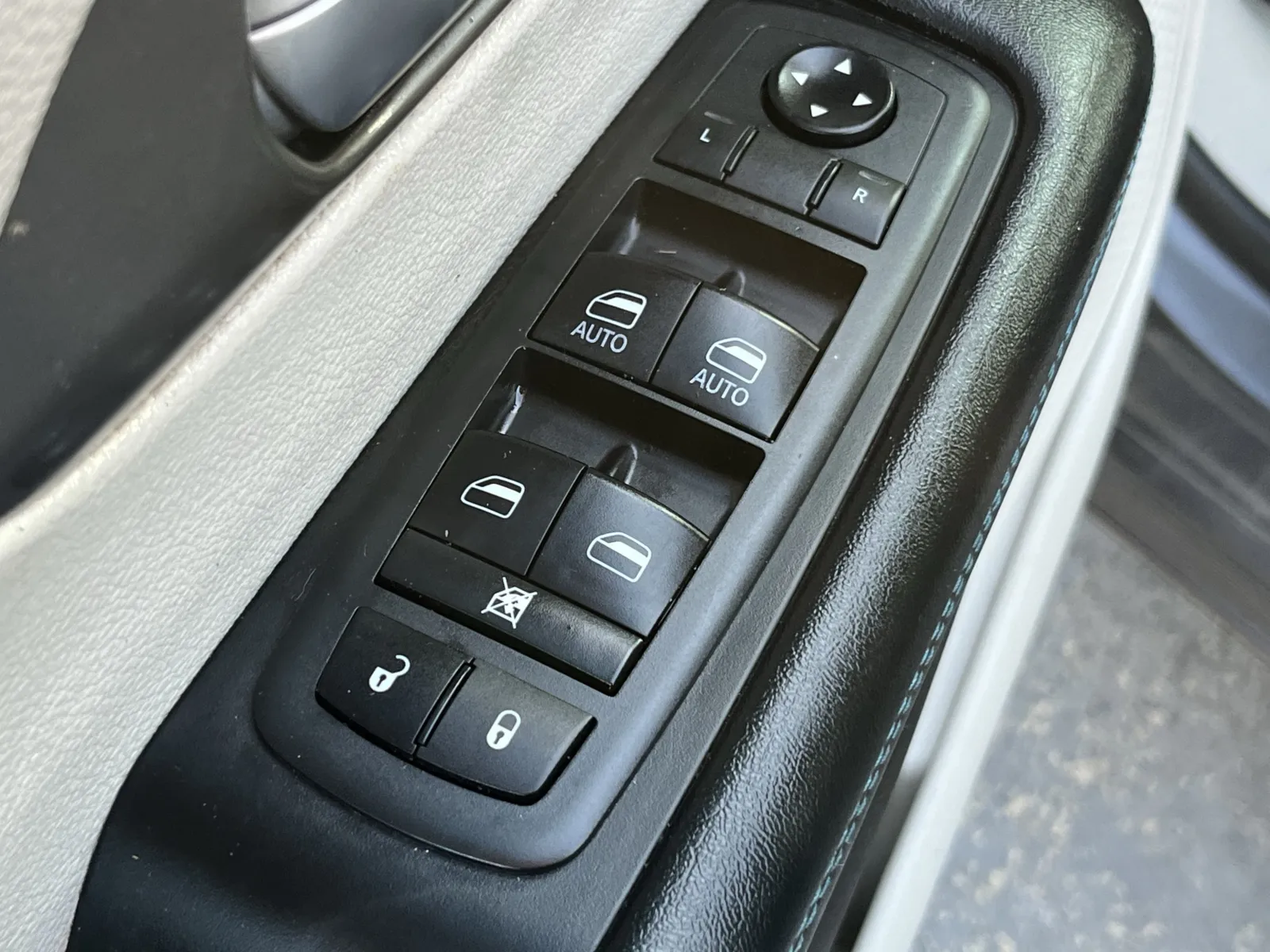 Chrysler Pacifica photo 24