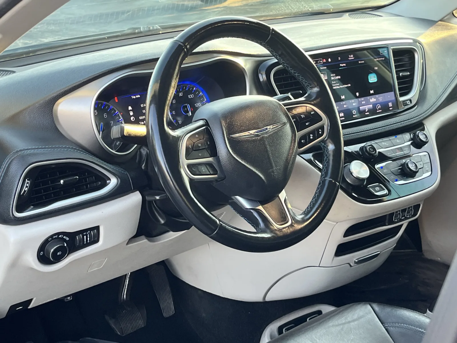 Chrysler Pacifica photo 14