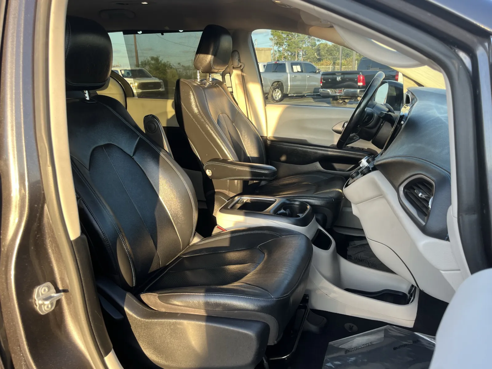 Chrysler Pacifica photo 28