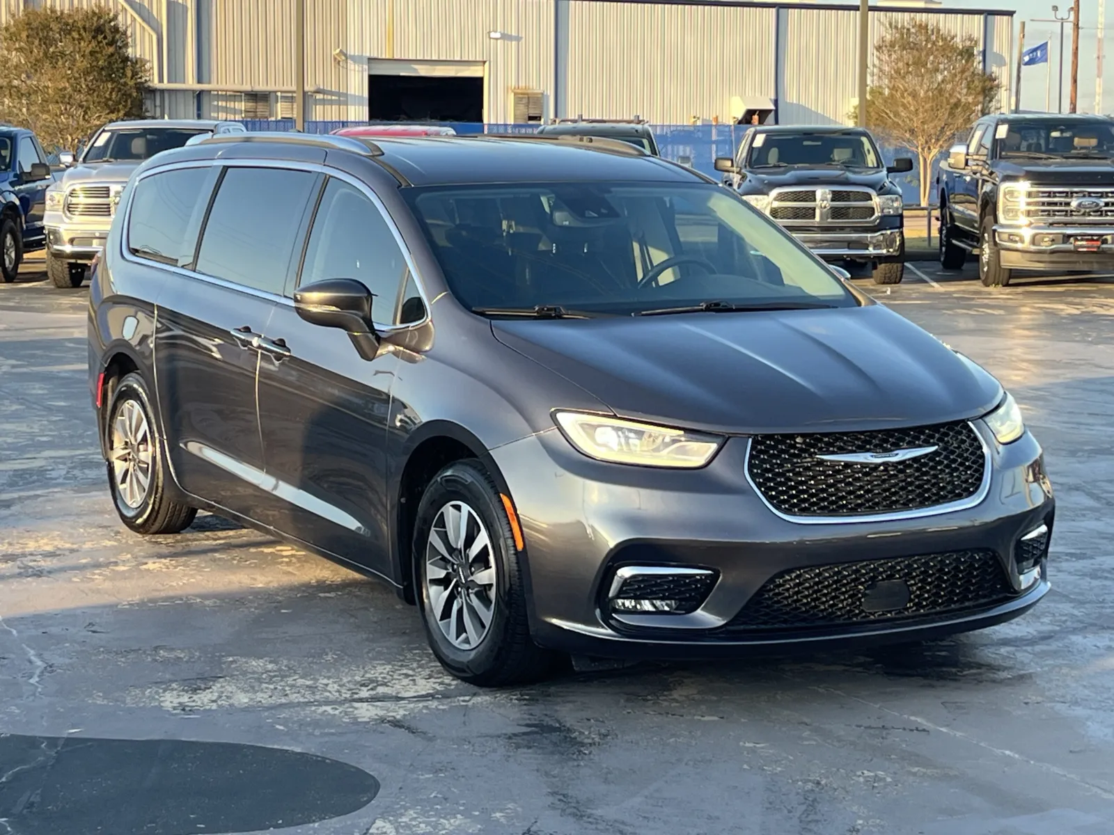 Chrysler Pacifica photo 3