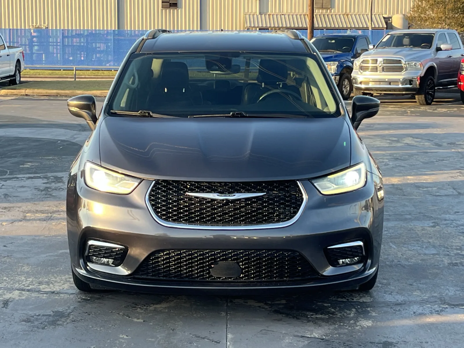 Chrysler Pacifica photo 4