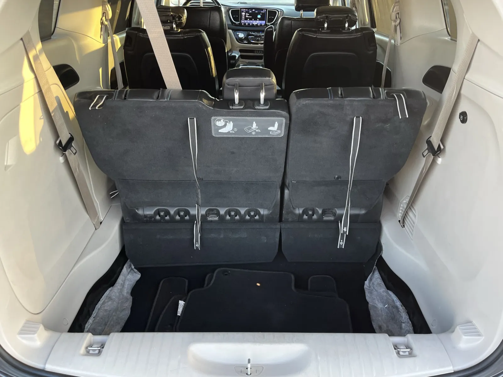 Chrysler Pacifica photo 12