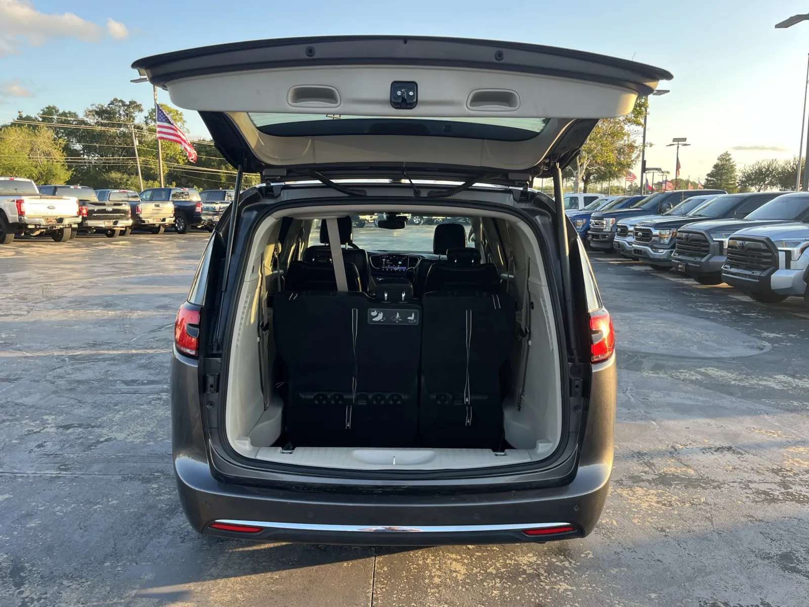 Chrysler Pacifica photo 11