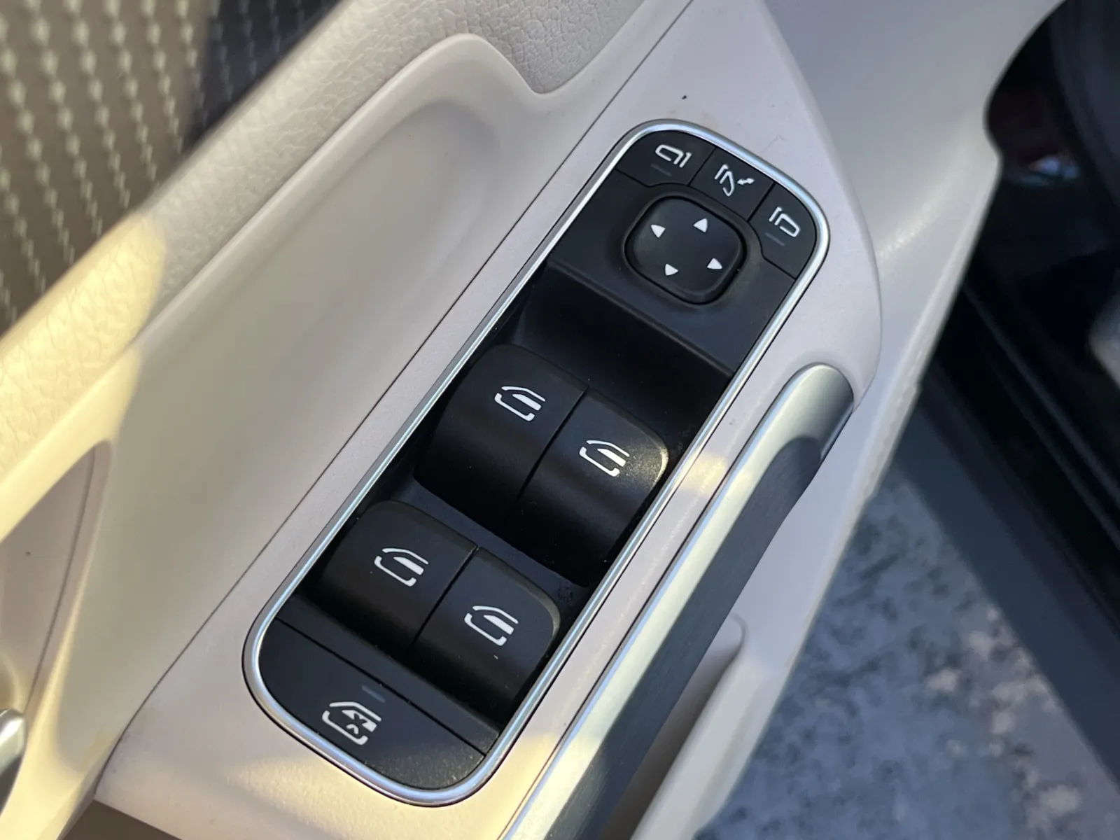 Mercedes-Benz EQB photo 25