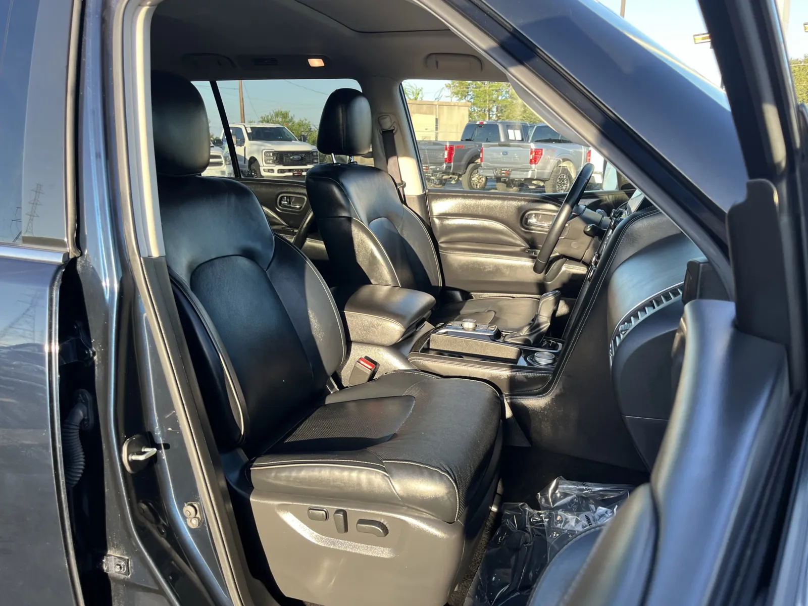 Infiniti QX80 photo 30