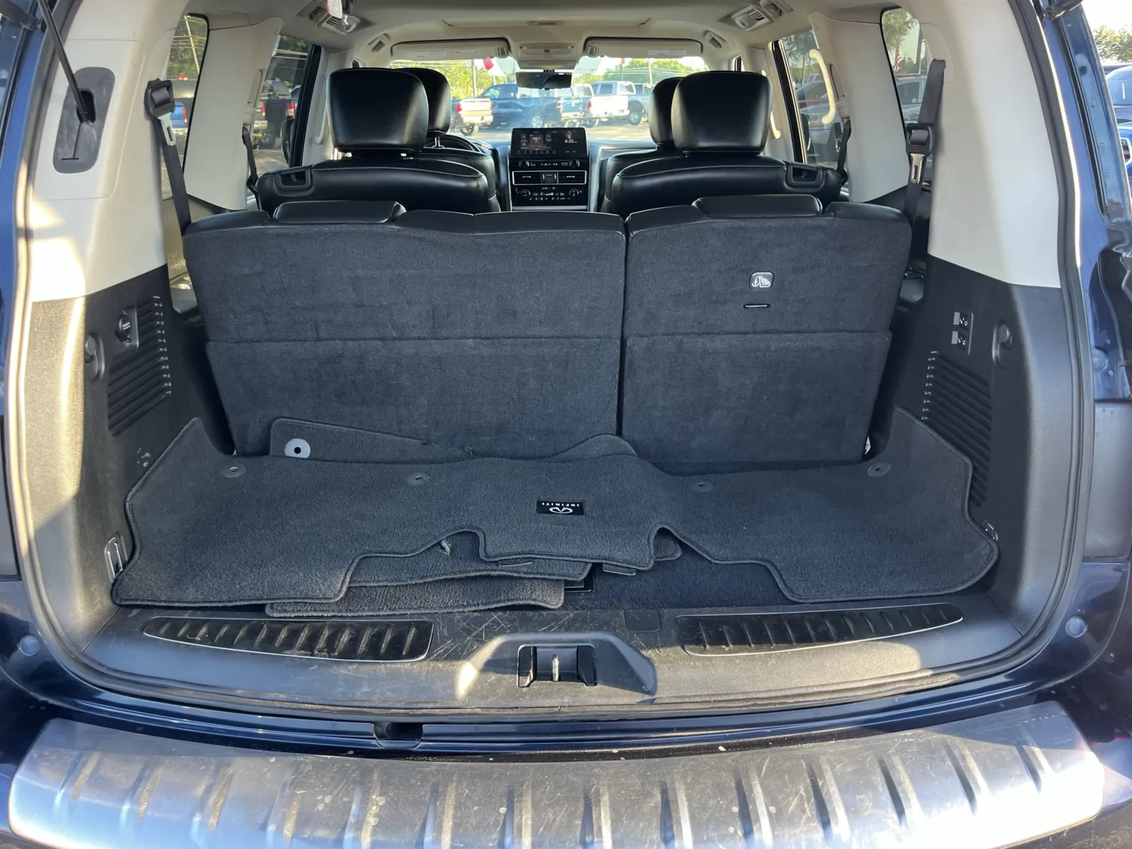 Infiniti QX80 photo 13