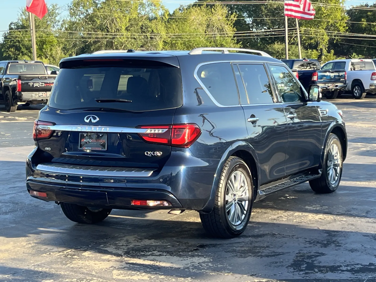 Infiniti QX80 photo 9