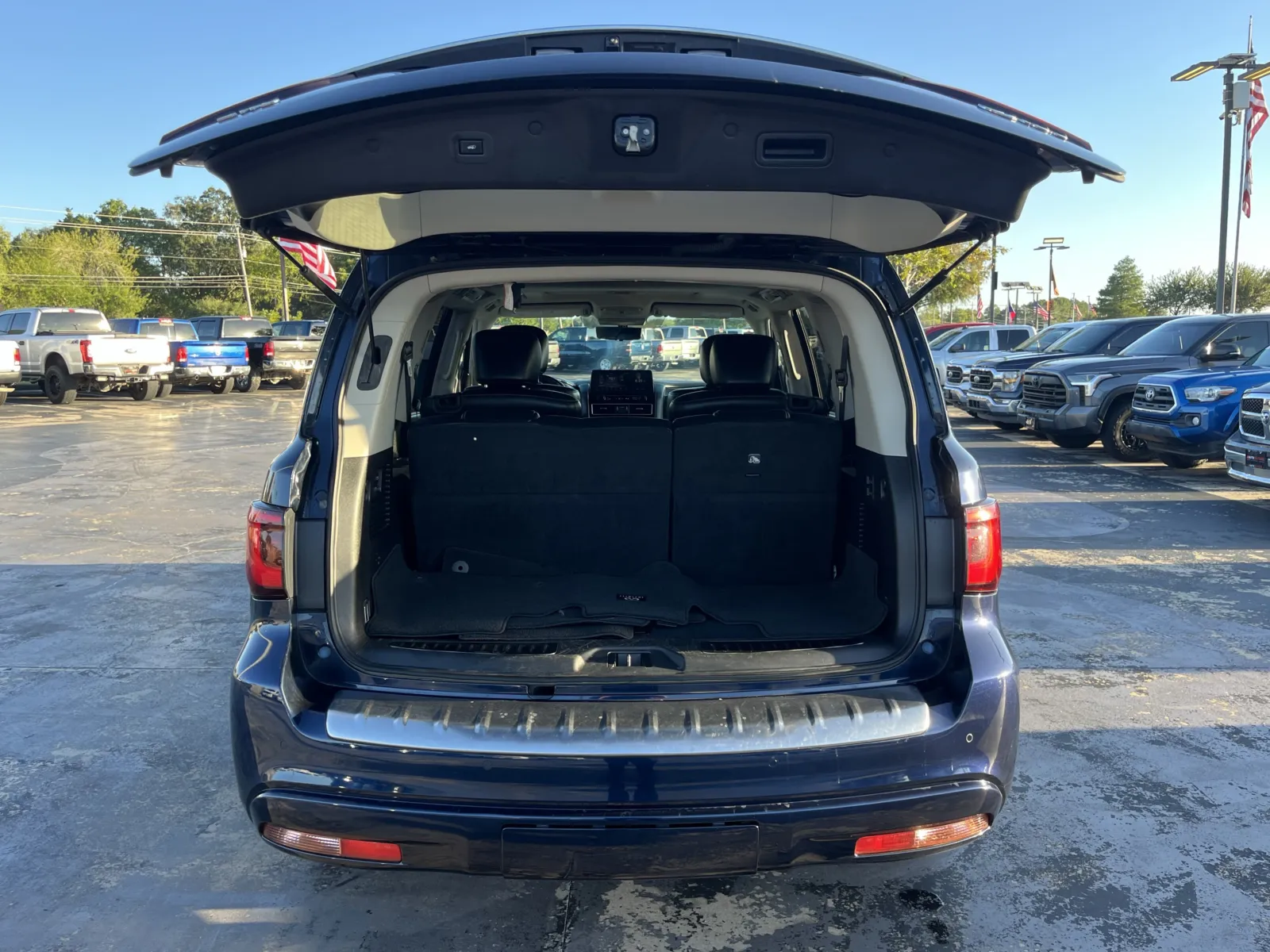 Infiniti QX80 photo 12