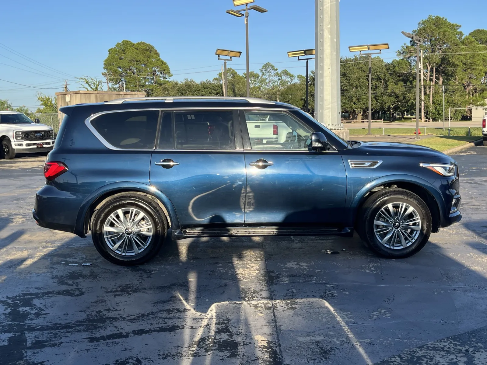 Infiniti QX80 photo 11
