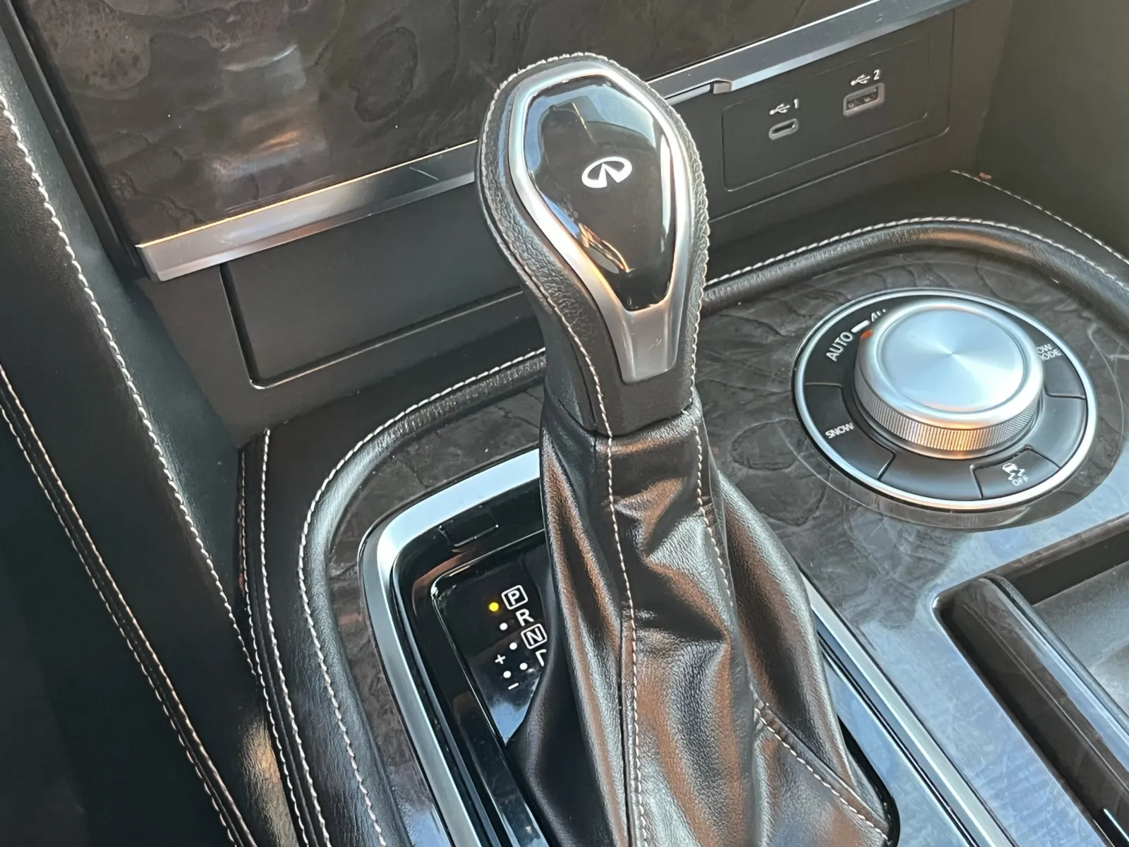 Infiniti QX80 photo 23