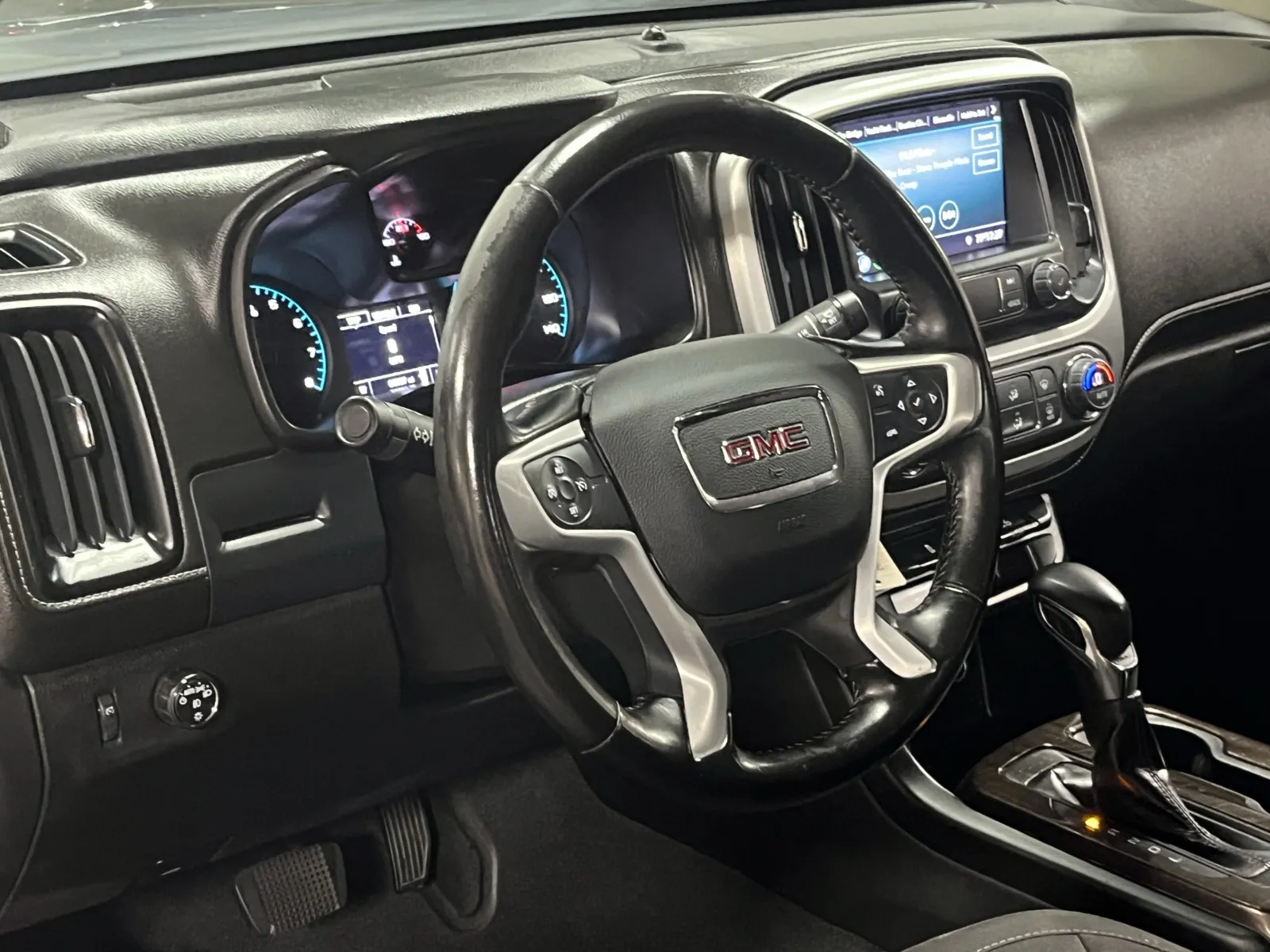 GMC Canyon photo 12