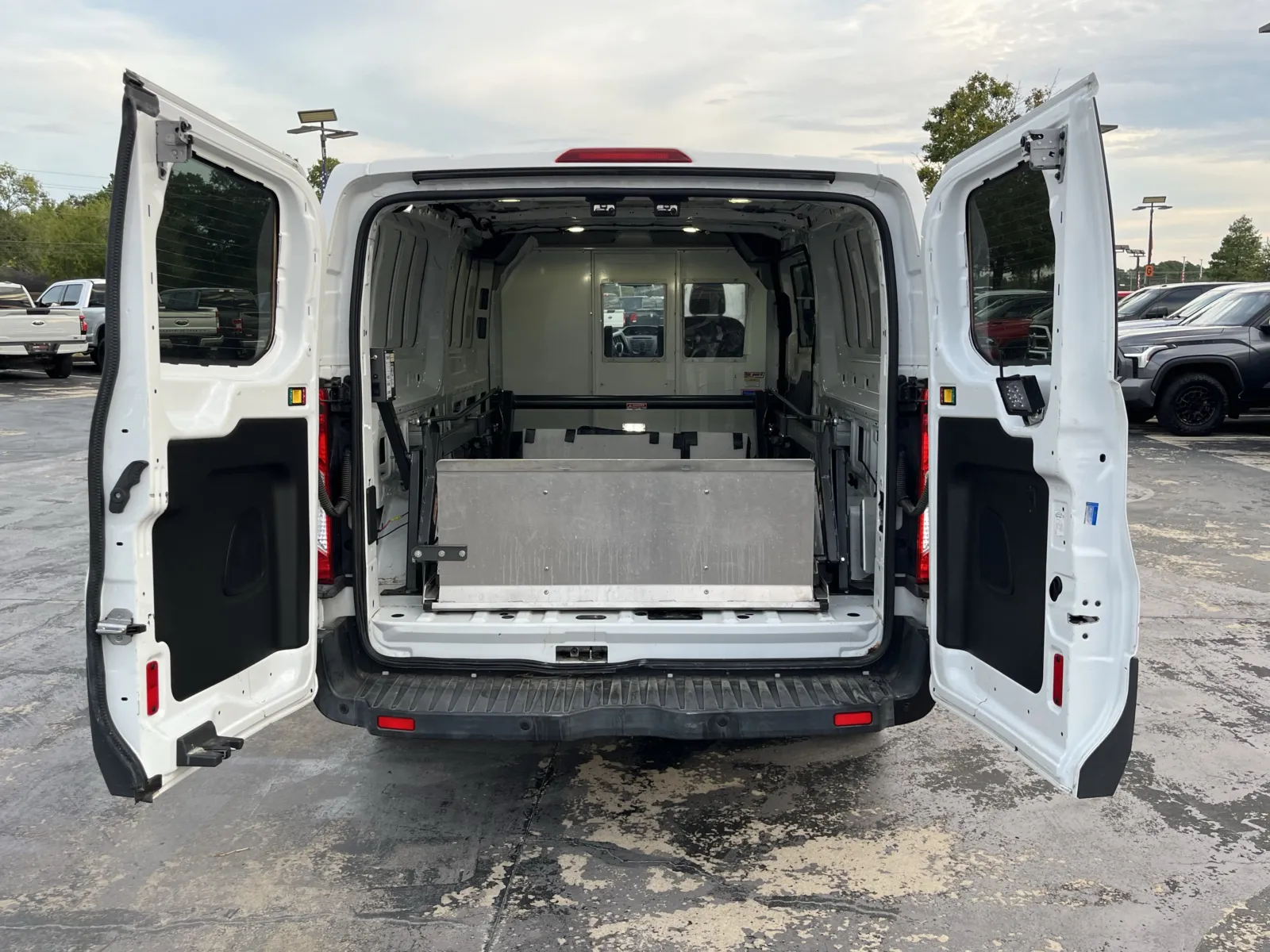 Ford Transit photo 11