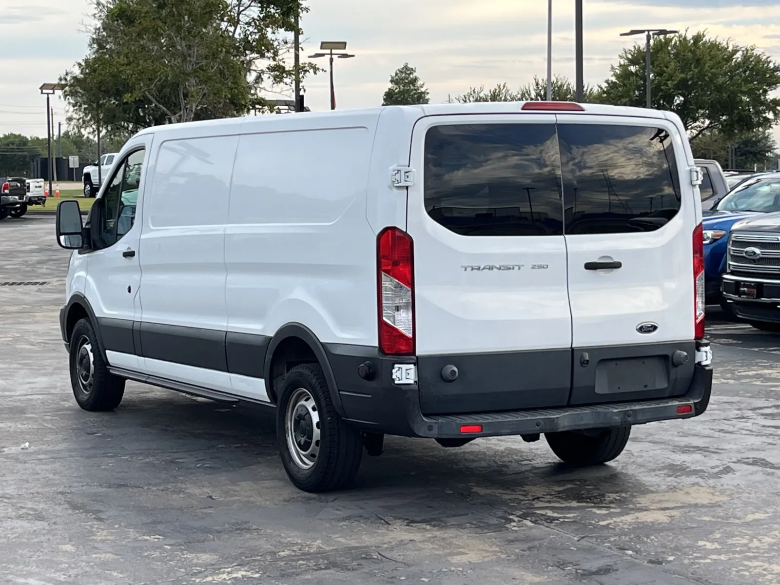 Ford Transit photo 9