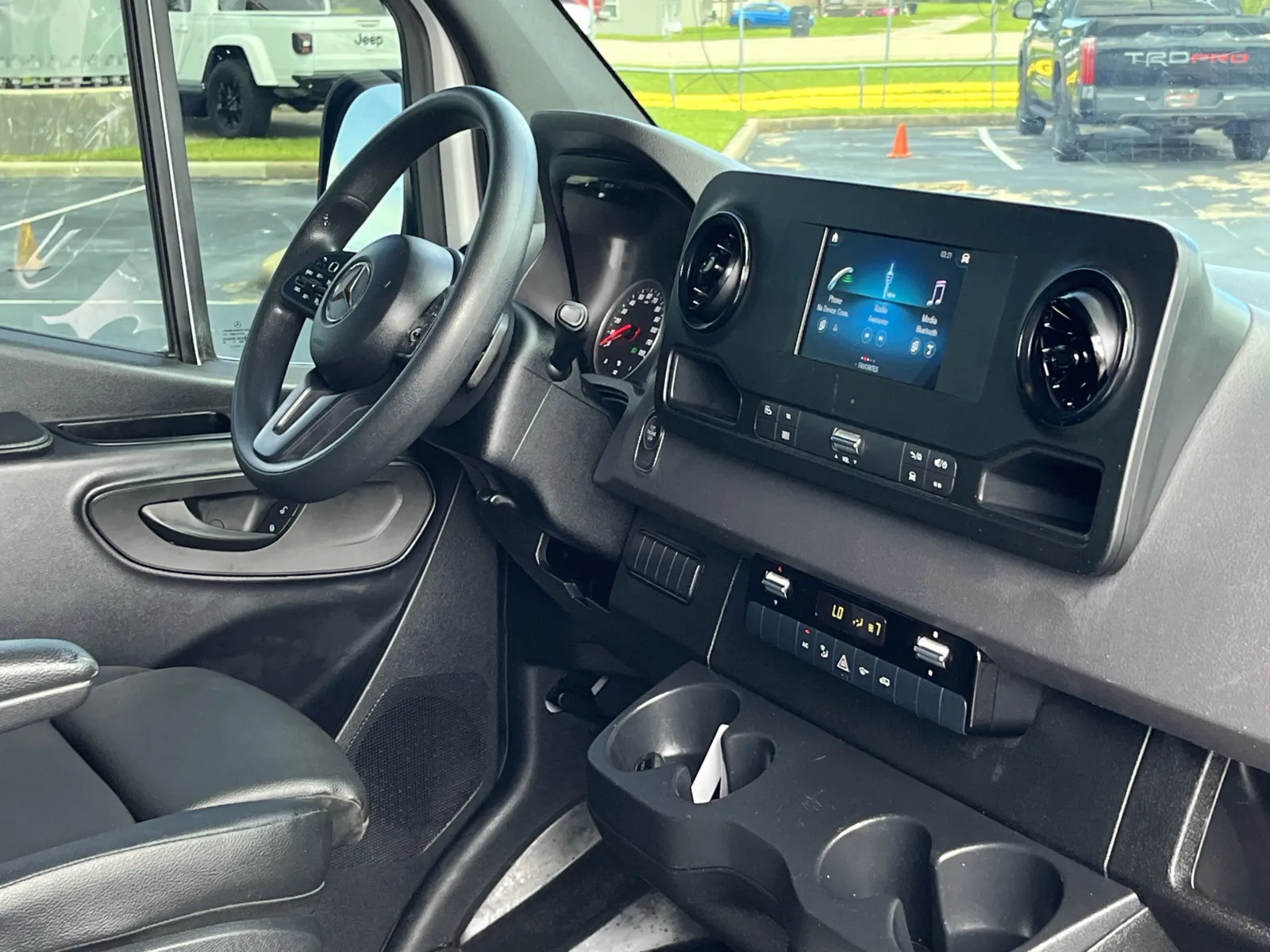 Mercedes-Benz Sprinter photo 13