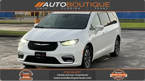 White 2022 Chrysler Pacifica Hybrid Touring L for sale in Alvin, TX