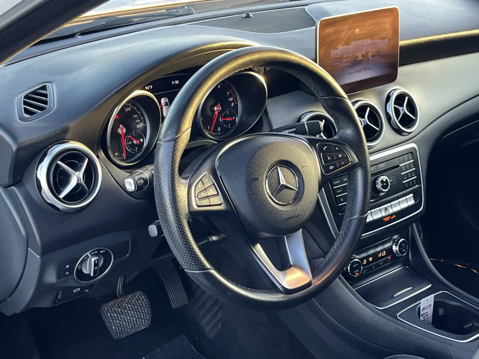 Mercedes-Benz GLA photo 15