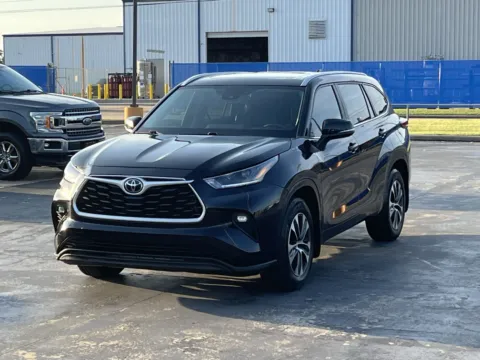 Another view of 2023 Toyota Highlander XLE for sale in Alvin, TX at Auto Boutique Texas