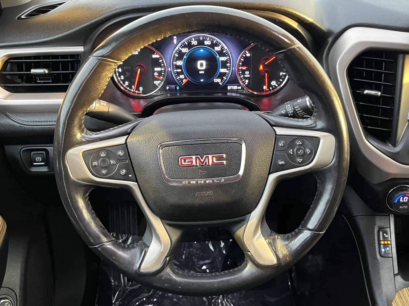 GMC Acadia photo 18