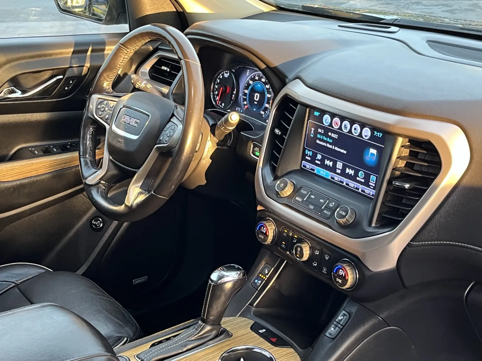 GMC Acadia photo 16
