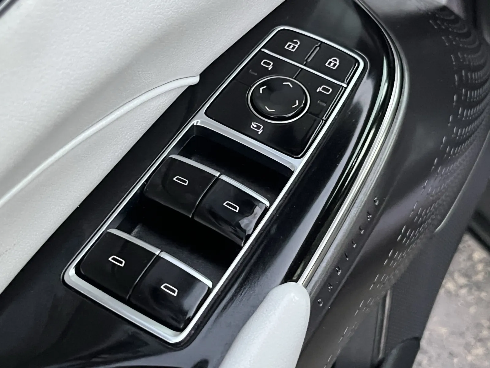 Cadillac Lyriq photo 23